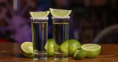 Intoxicación por tequila adulterado en XV años deja dos muertos en Guanajuato