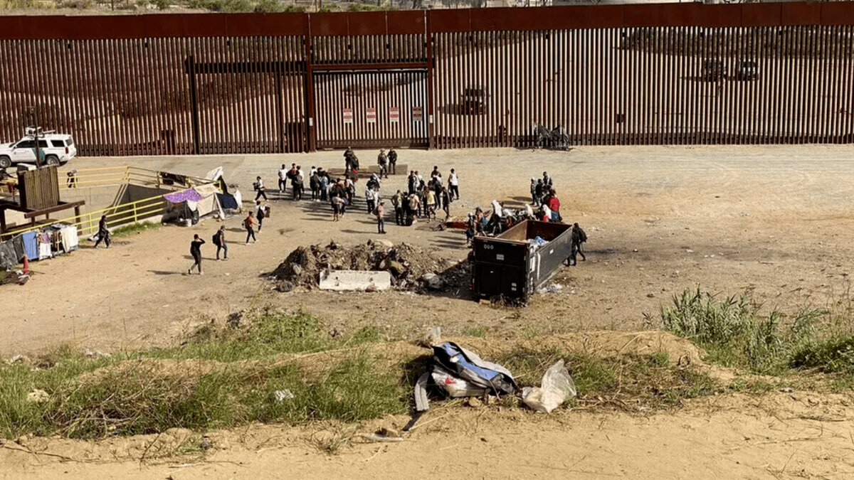 México reporta 14 mil migrantes detenidos en centros del ICE y CBP