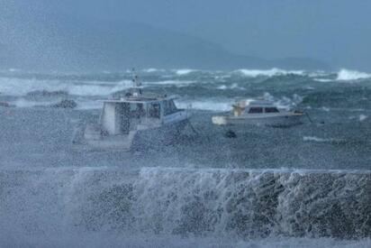 NUEVA ZELANDA Un fuerte oleaje de hasta 11 metros provocó evacuaciones, inundaciones y daños en la capital de Nueva Zelanda, generando estado de emergencia.