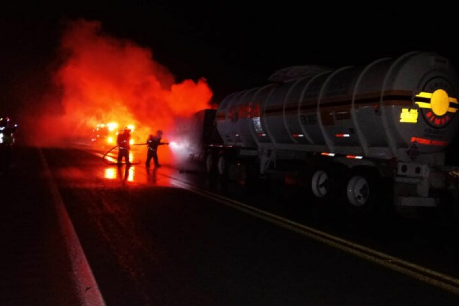 Ramos Arizpe: se incendia camión con combustible; evitan tragedia