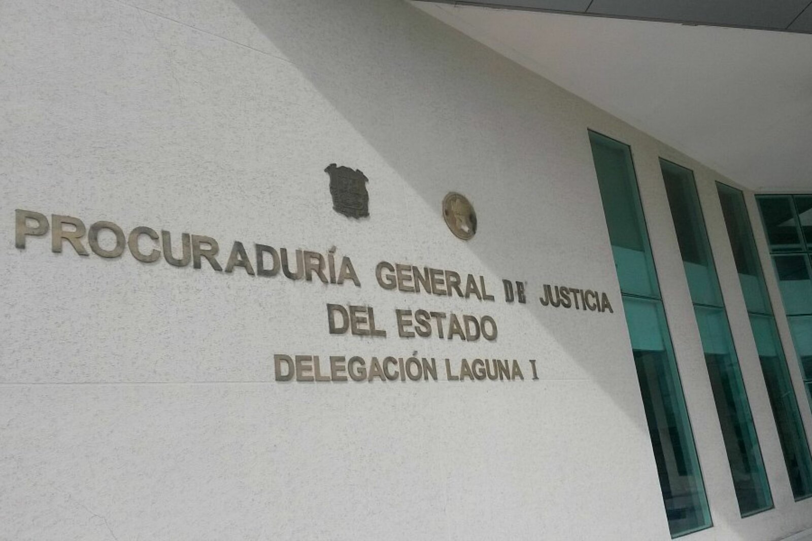 Sorprenden a pareja transportando un cadáver en Torreón durante operativo