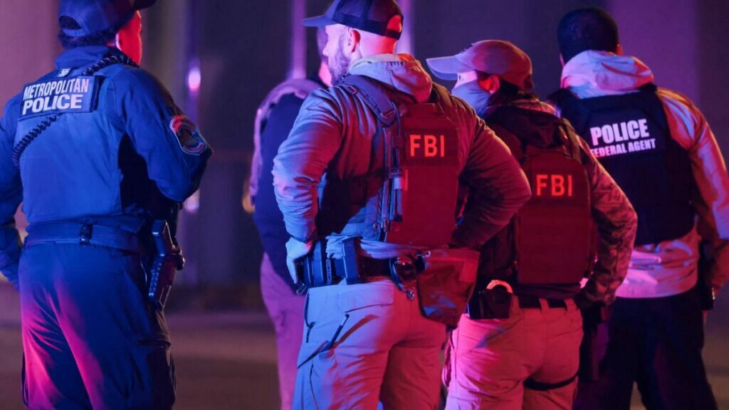 FBI reporta más de mil 300 arrestos en operativos contra cárteles