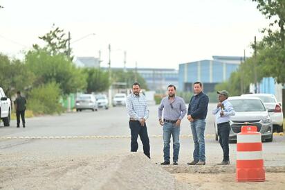 Durante la jornada de supervisión, el alcalde visitó la colonia Calderón.  El alcalde de Monclova, Carlos Villarreal Pérez, realizó un recorrido de supervisión