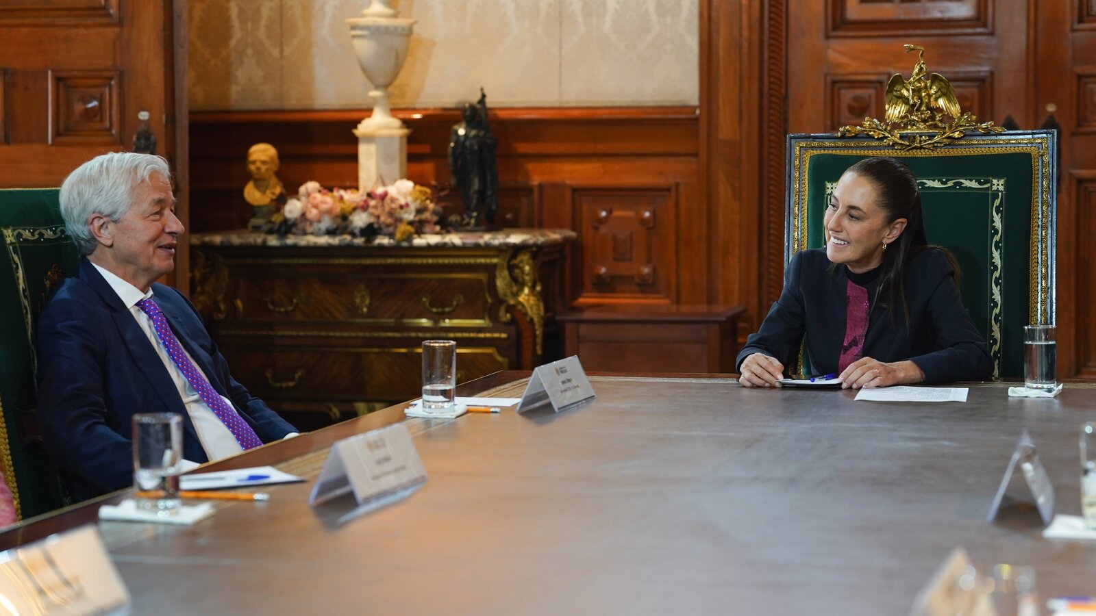 Claudia Sheinbaum recibe al CEO de J.P. Morgan en Palacio Nacional