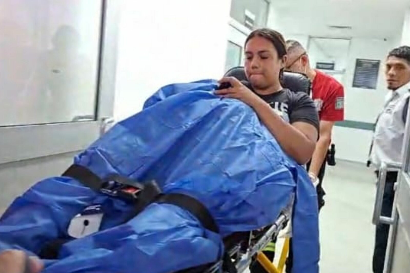 Bebé nace en plena carretera; paramédicos de Frontera auxilian parto de emergencia rumbo al hospital