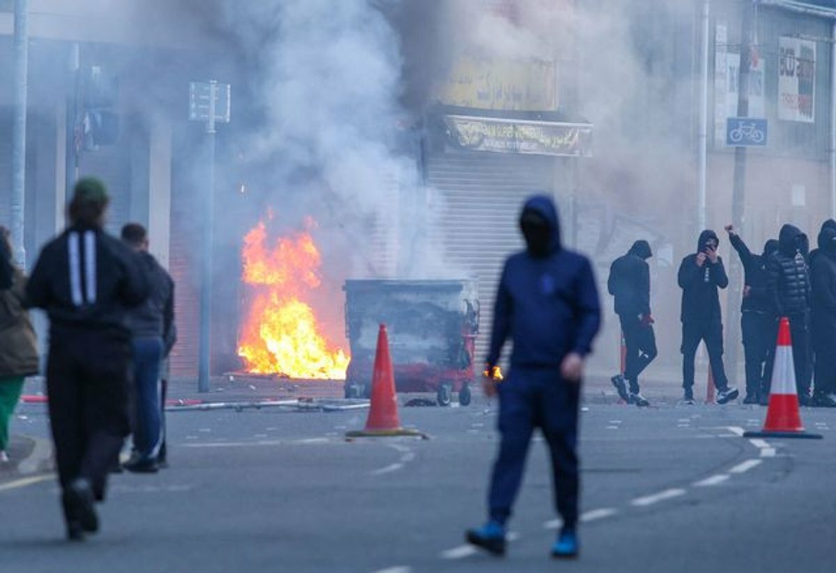 Manifestantes incendian vehículos y bloquean calles en Belfast