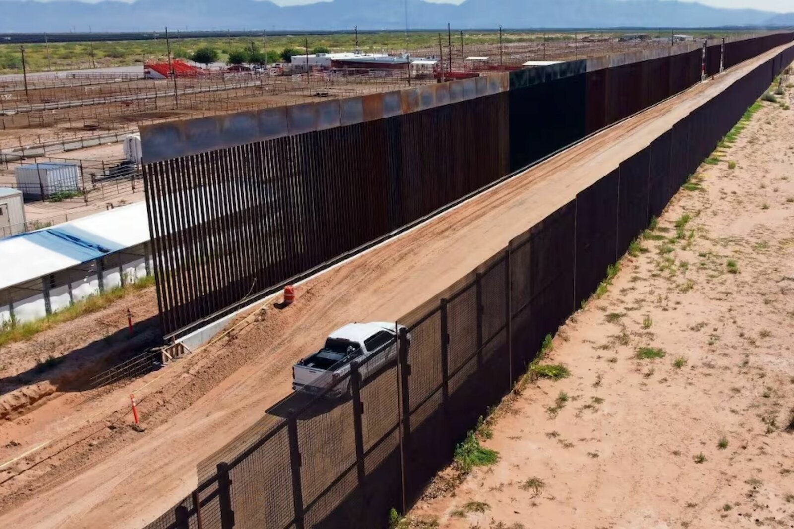 Trump prevé concluir el muro fronterizo con México a finales de 2027