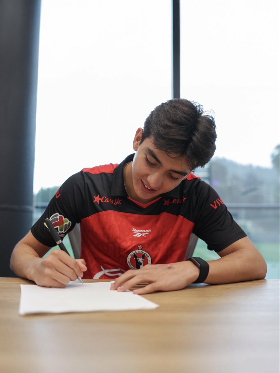 La joya mexicana Gilberto Mora firma contrato récord con Tijuana previo al Mundial