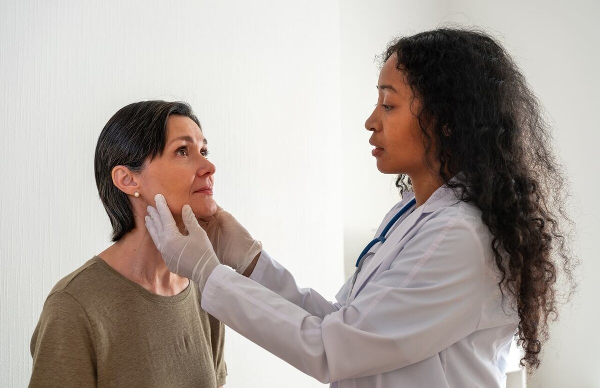 La glándula tiroides funciona como el principal regulador del metabolismo del organismo, influyendo en procesos tan importantes como la frecuencia cardíaca,