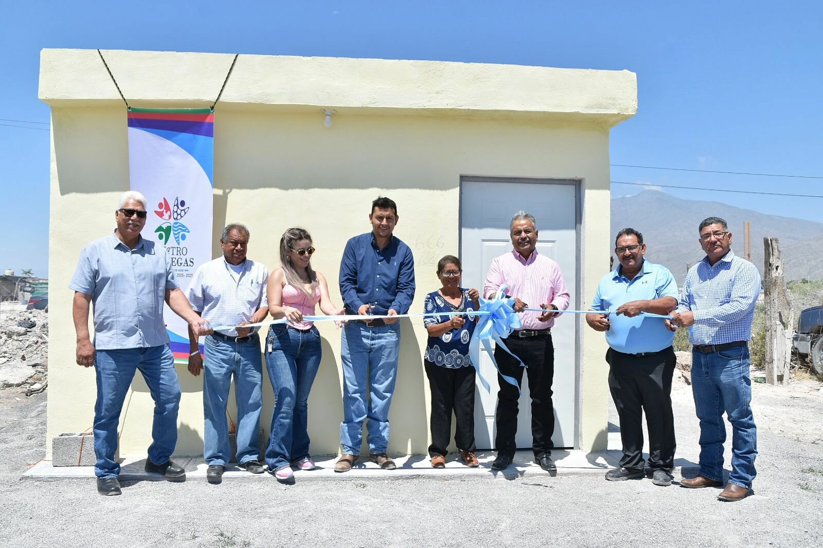 Entrega Víctor Leija cuarto habitación a familia de la colonia Emilio Bichara