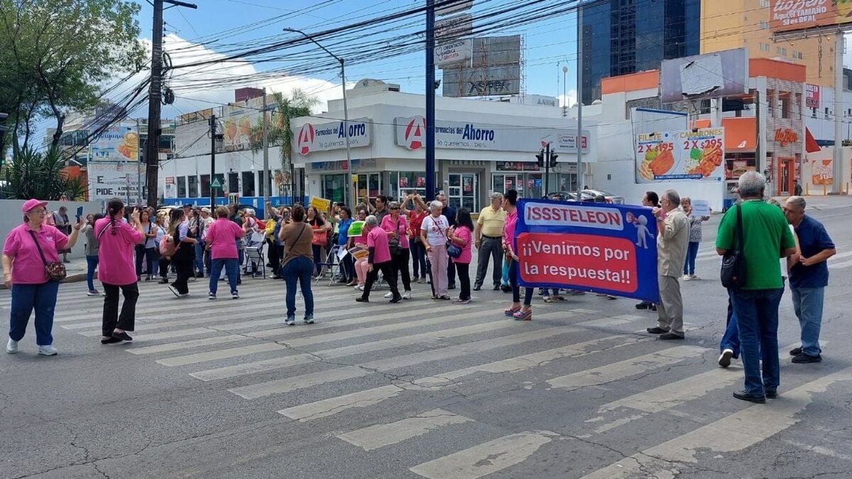 Docentes jubilados de la Sección 50 protestan en Monterrey por falta de pago