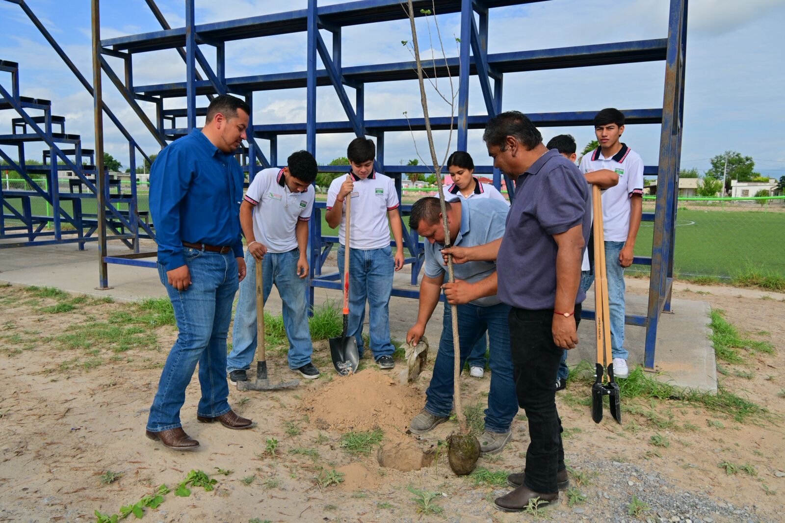 Alumnos del CECyTEC arrancan “Enraizando San Buena” con siembra de árboles