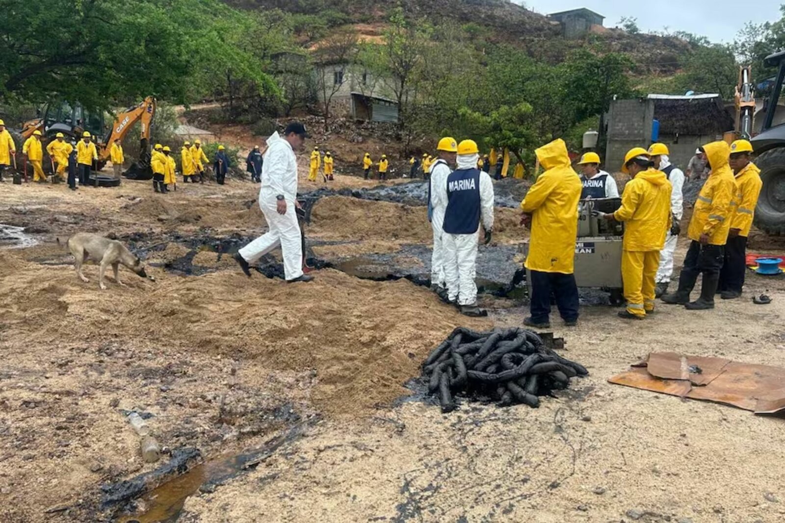 PEMEX confirma derrame de combustóleo en Salina Cruz, Oaxaca; fuga ya fue controlada
