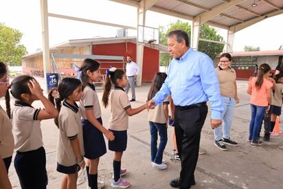 El alcalde Óscar Ríos Ramírez visitó la Escuela Primaria Miguel Ramos Arizpe para escuchar necesidades y fortalecer proyectos educativos en beneficio