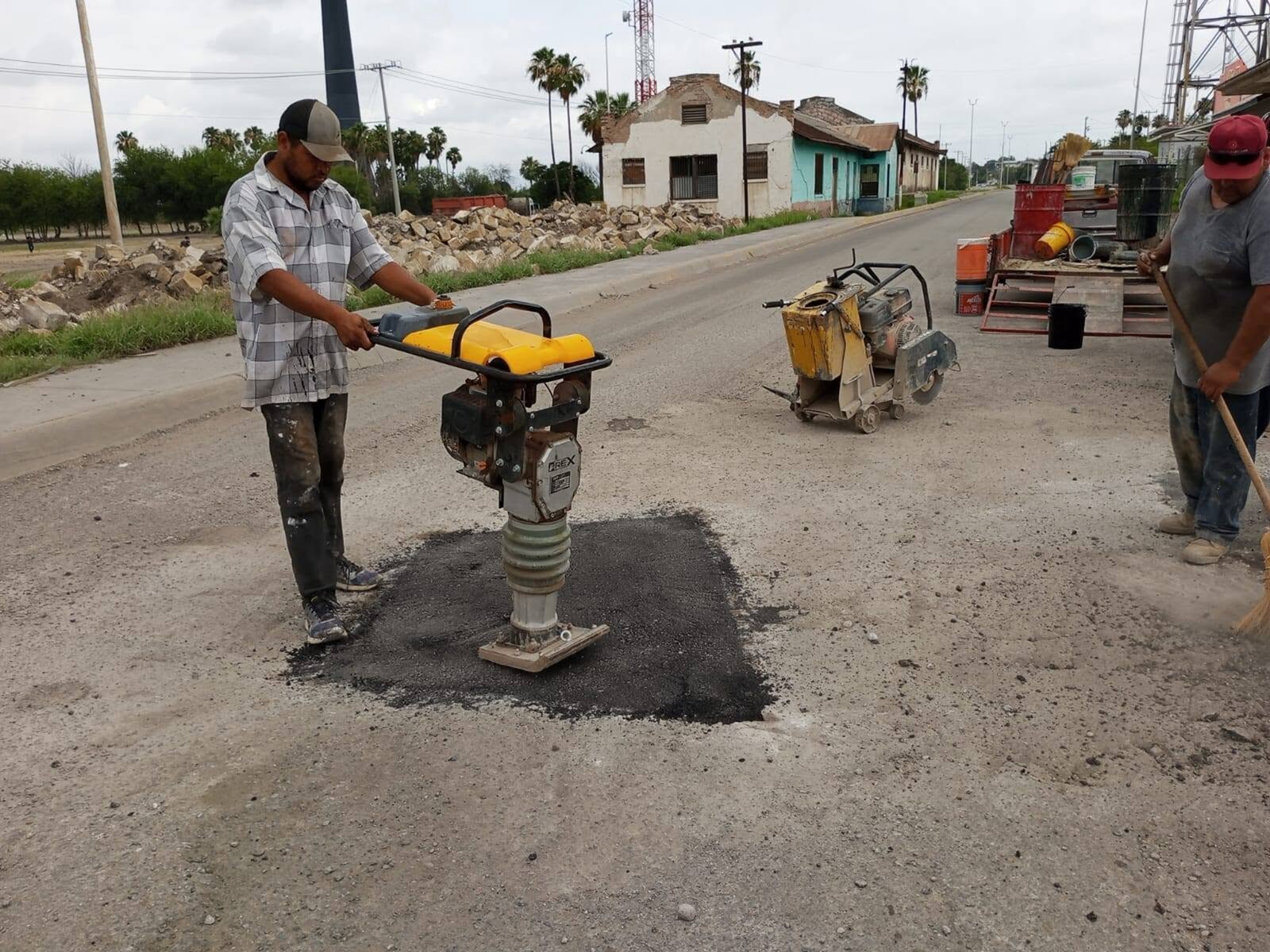 San Juan de Sabinas refuerza programa permanente de bacheo vial
