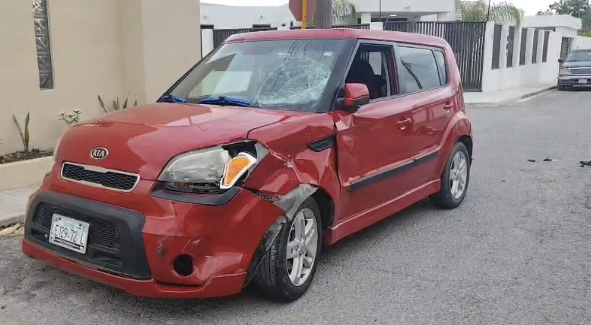 Choque entre motocicleta y camioneta deja dos heridos en la colonia Guillén