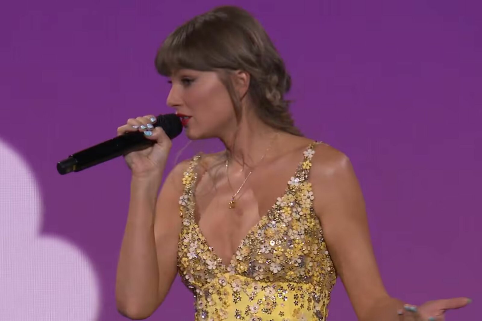 Taylor Swift se roba el show en el preestreno de “Toy Story 5” en Los Ángeles