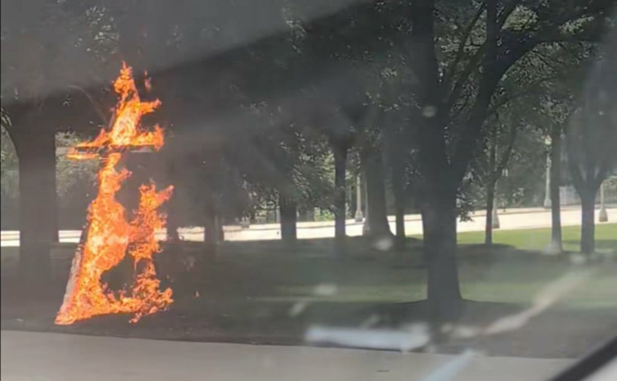 Policía investiga cruz en llamas en Grant Park, Chicago