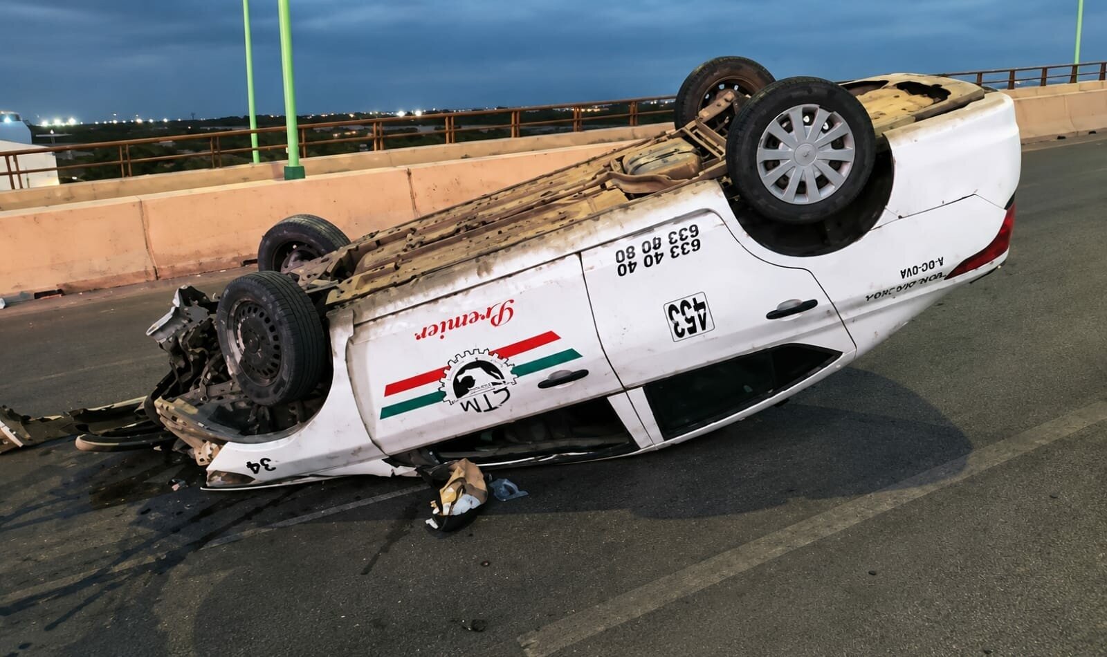 Autoridades investigan volcadura de taxista que abandonó la escena del accidente en Monclova