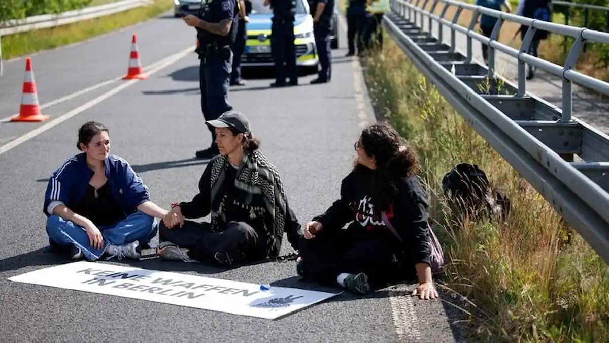 Manifestantes propalestinos bloquean acceso a feria aeroespacial en Berlín