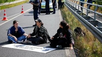Manifestantes propalestinos bloquean acceso a feria aeroespacial en Berlín