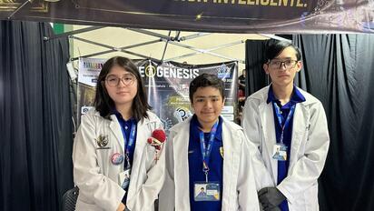 Estudiantes monclovenses destacan con innovador proyecto en torneo regional de robótica educativa.  Con apenas 13, 14 y 15 años de edad, los estudiantes