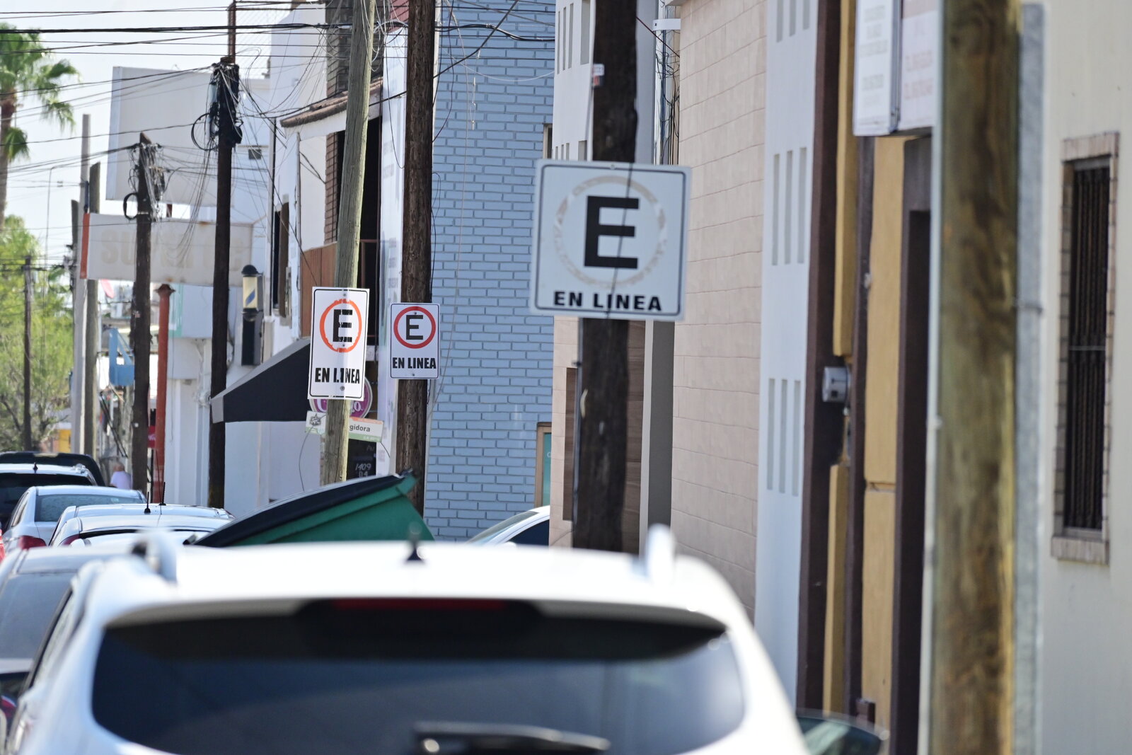 Cultura vial: Una mirada a señalamientos cotidianos que ayudan a mantener la seguridad vial.