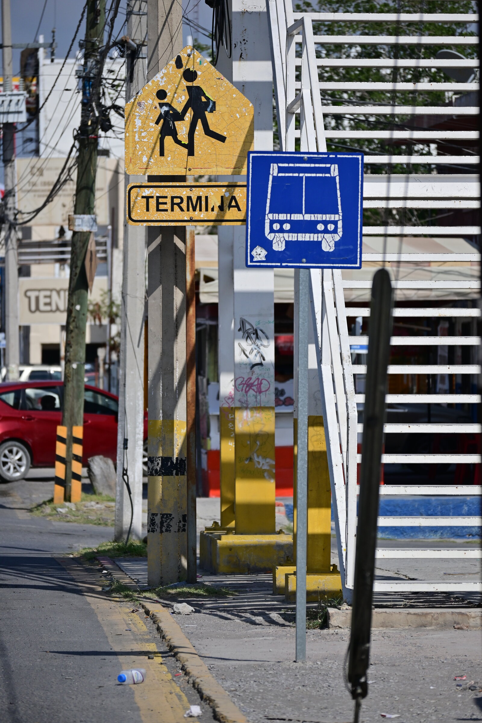 Cultura vial: Una mirada a señalamientos cotidianos que ayudan a mantener la seguridad vial.