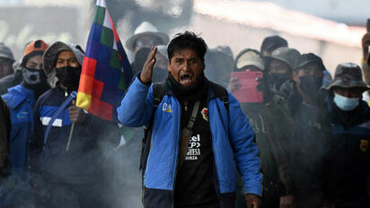 Manifestantes chocan con policías durante protestas en Bolivia