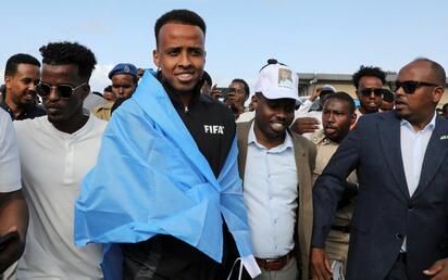 Árbitro somalí regresa como héroe tras ser rechazado en EU