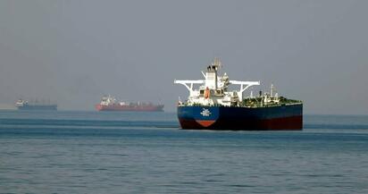 Irán anunció el cierre total del estrecho de Ormuz y advirtió que atacará cualquier embarcación que intente cruzarlo, elevando la tensión en Medio Oriente.