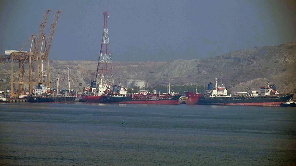 Irán anuncia cierre del estrecho de Ormuz tras ataques de EU