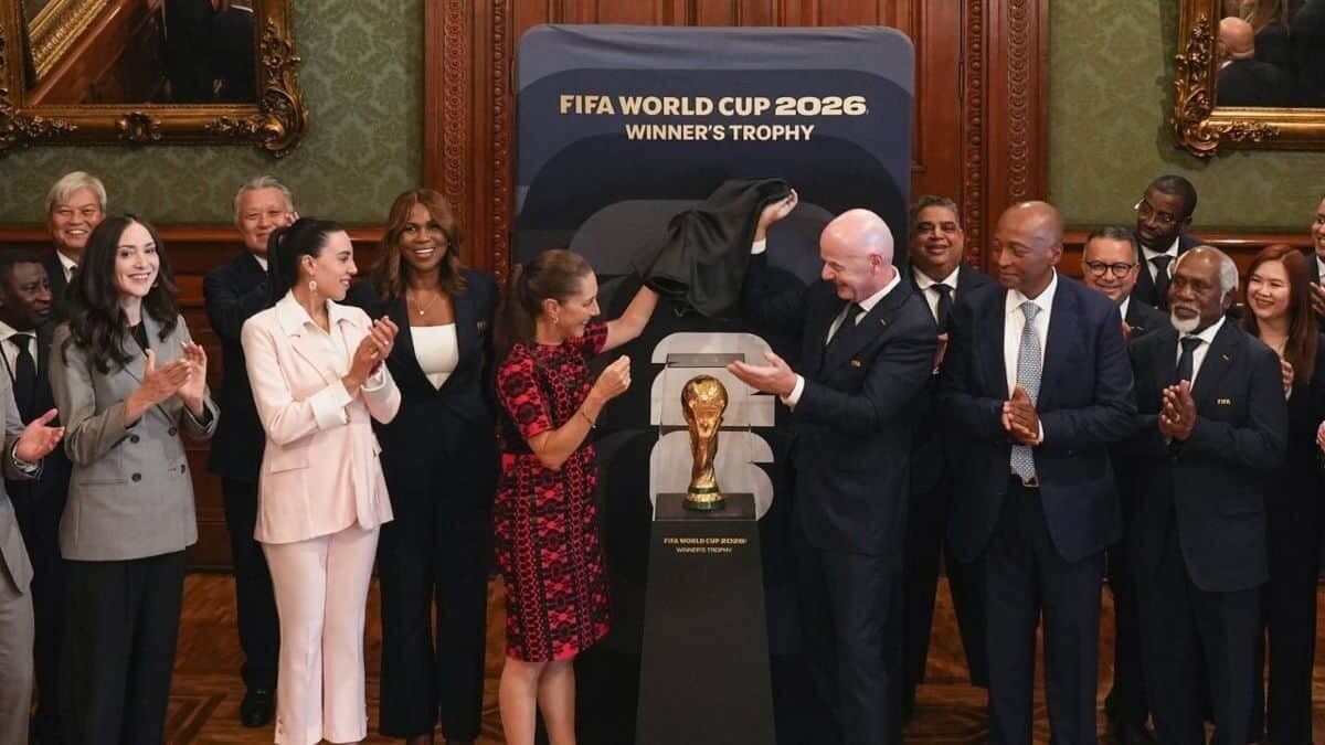 Sheinbaum recibe la Copa Mundial en Palacio Nacional junto a Infantino