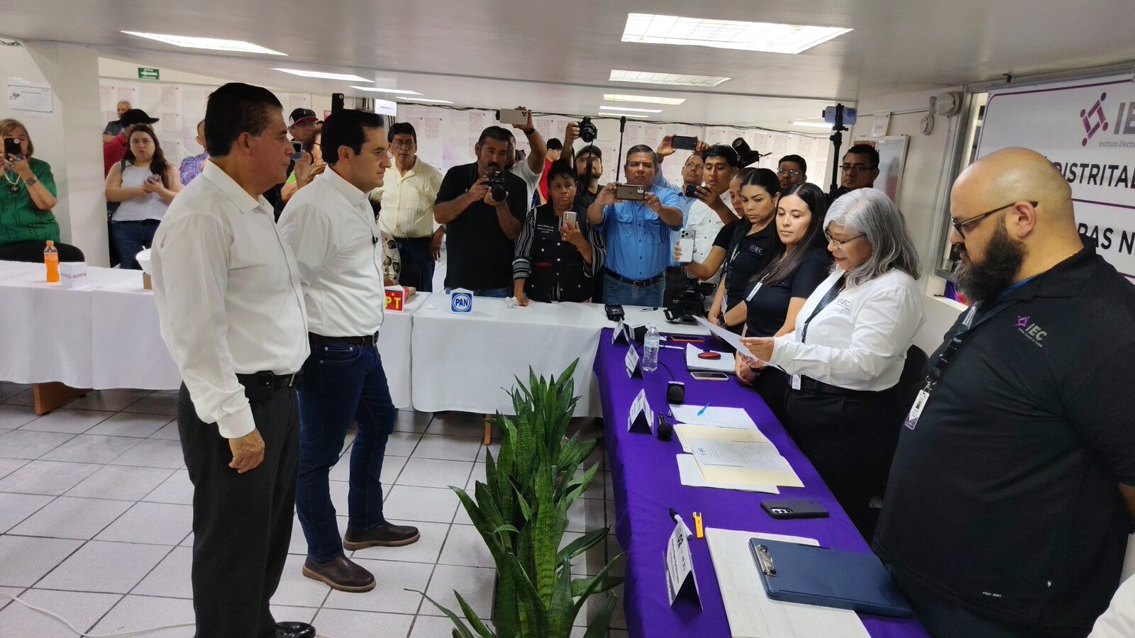IEC entrega acta de mayoría a Guillermo Ruíz Guerra como diputado electo en Distrito 02