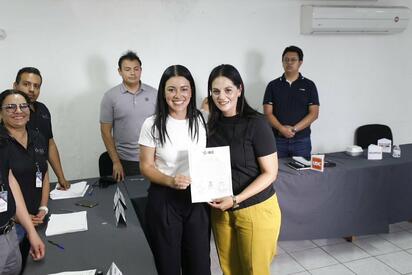 Tras concluir el cómputo distrital en el IEC Coahuila, Luz Elena Morales y Tatiana Villarreal recibieron constancia de mayoría como diputadas electas