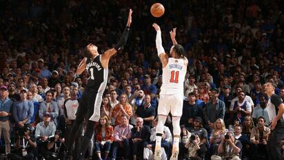 Knicks quedan a un triunfo del título tras épica victoria