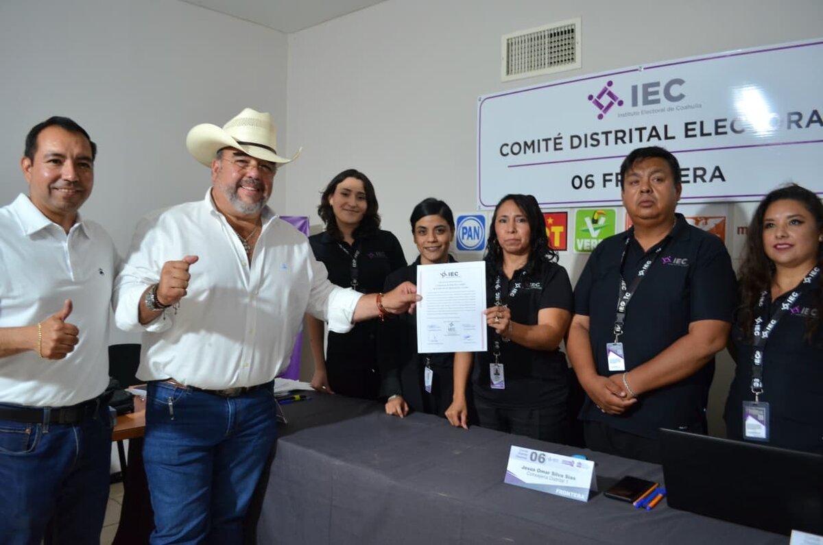 Gachupin recibe constancia de mayoria  del Distrito 06