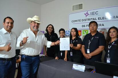 Gachupin recibe constancia de mayoria del Distrito 06