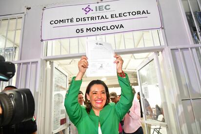 Esra Cavazos recibe constancia de mayoría