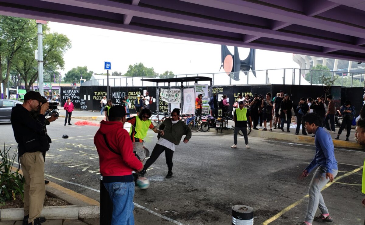 Colectivos realizan protesta antimundialista cerca del Estadio Ciudad de México