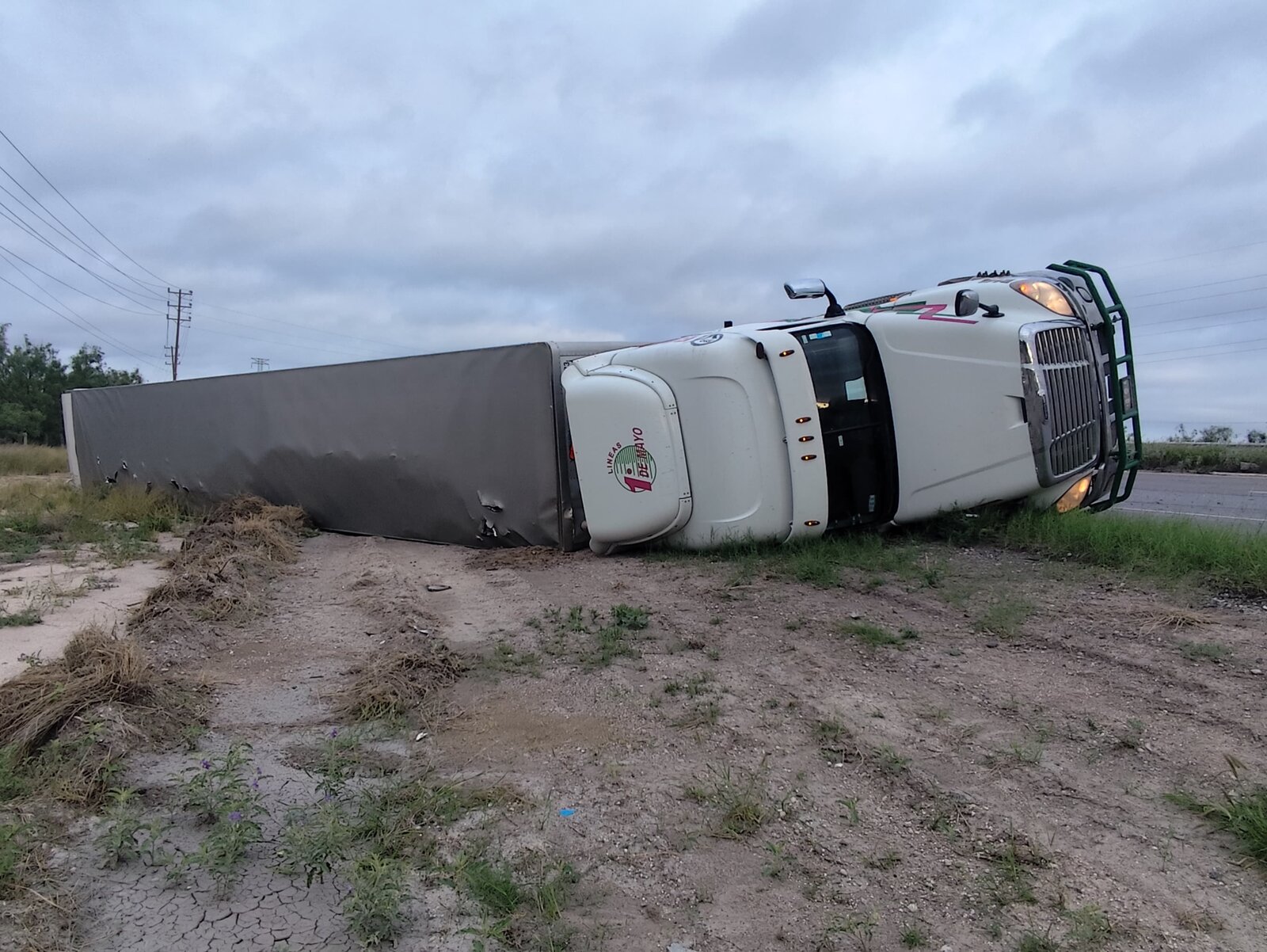 Vuelca tráiler tras aparatoso accidente en la carretera federal 57