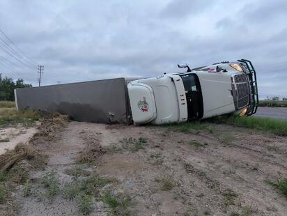 Vuelca tráiler tras aparatoso accidente en la carretera federal 57