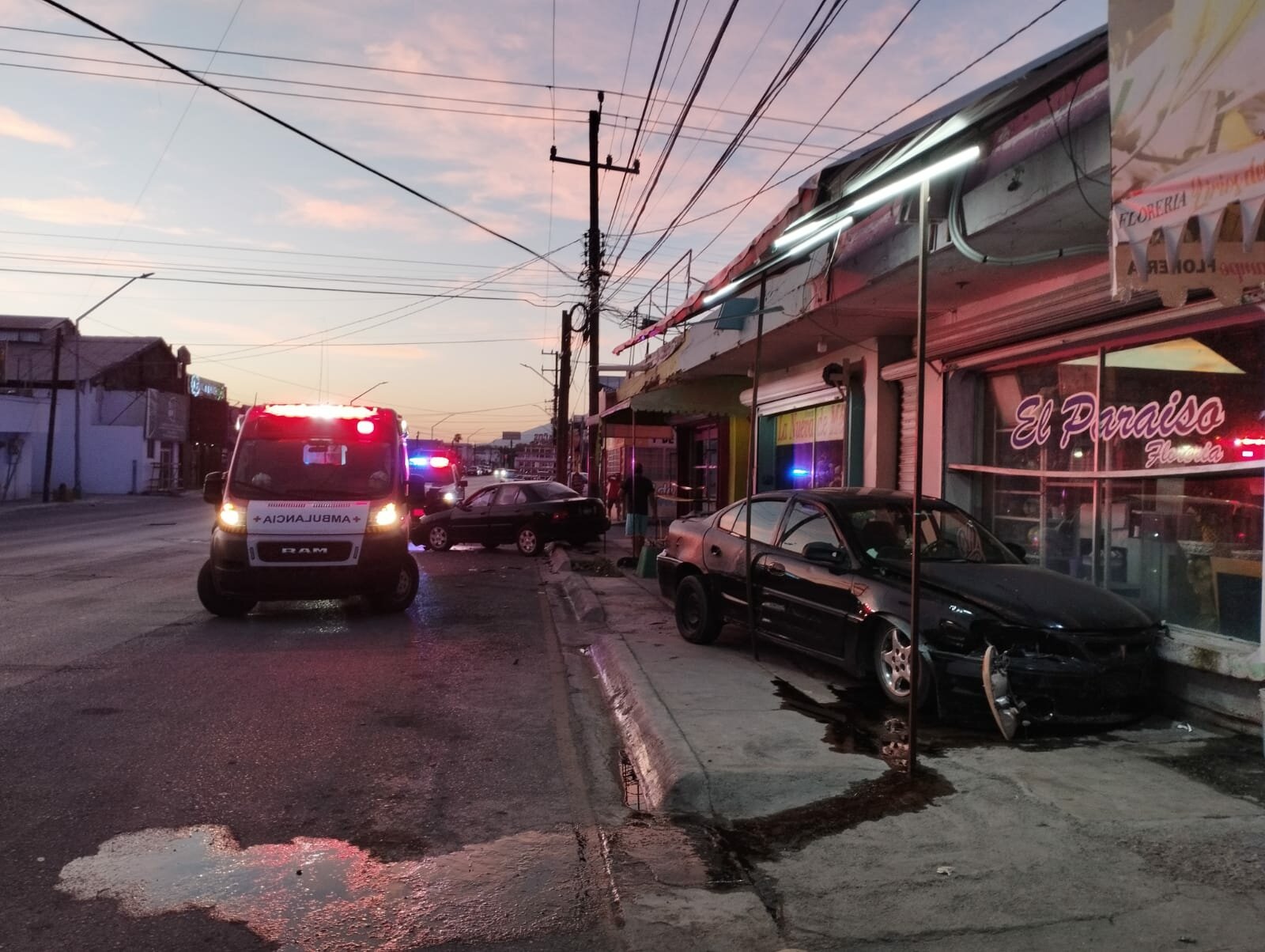 Omite alto y provoca choque; un hombre resulta lesionado y una florería termina dañada