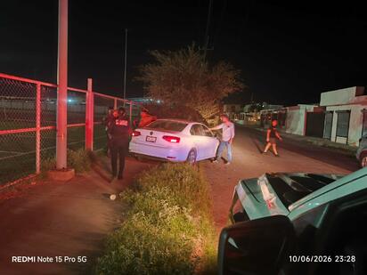 Joven derriba árbol tras perder el control de su automóvil