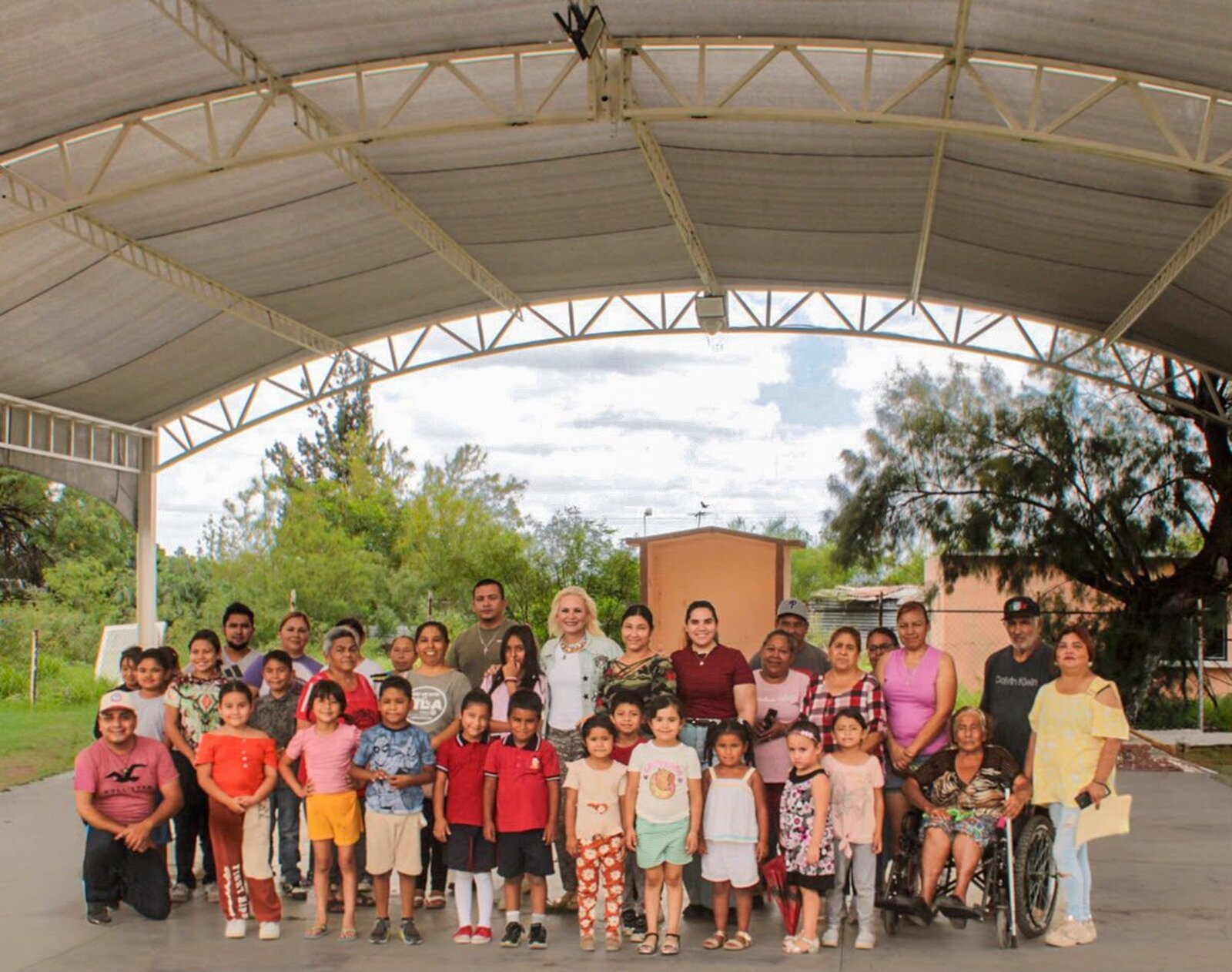 Laura Jiménez entrega malla sombra para familias de Estación Barroterán