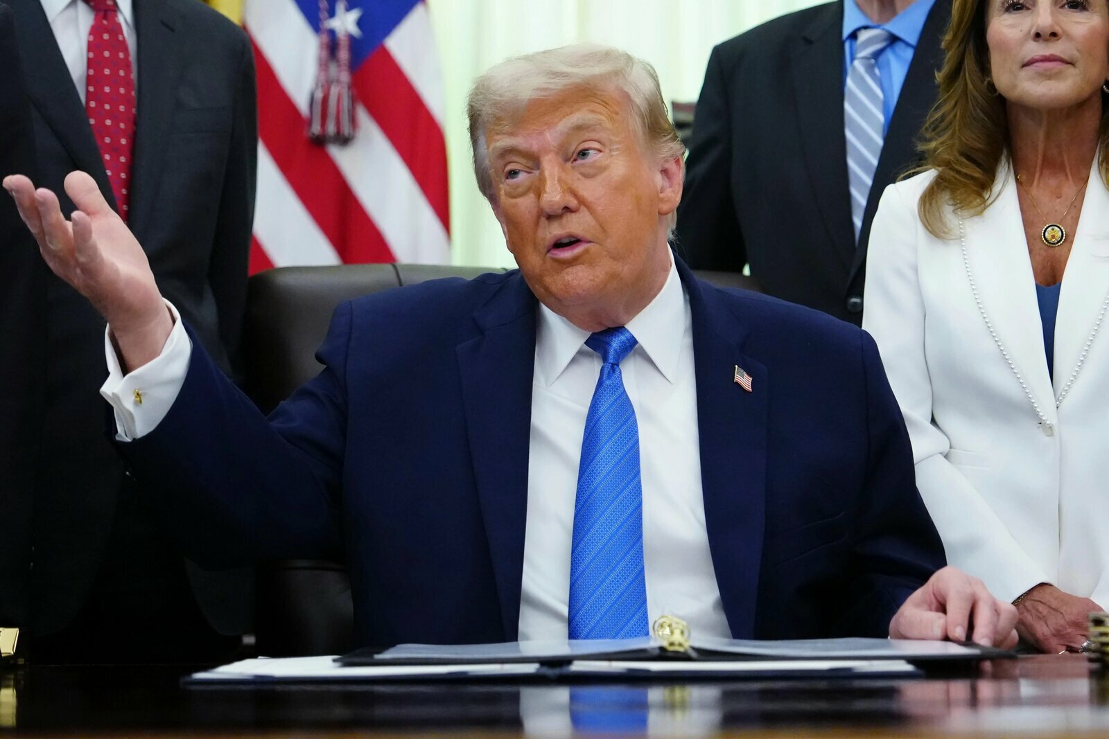 Trump amenaza con atacar “muy duro” a Irán y tomar terminales petroleras