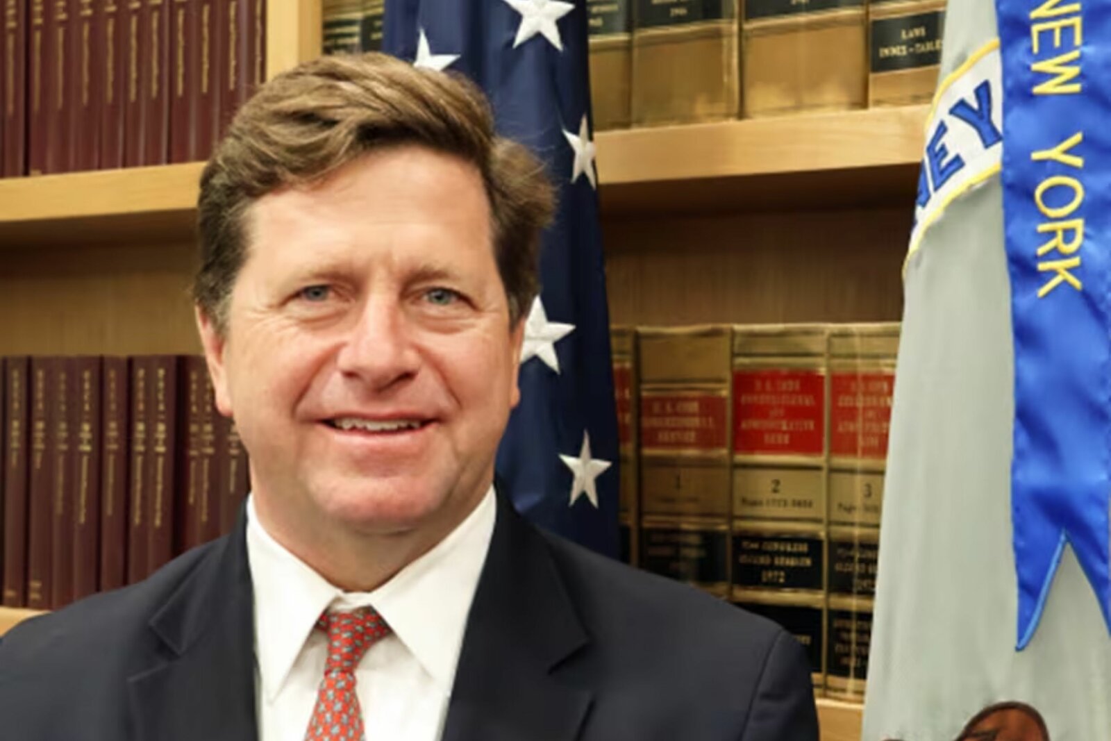 Trump nomina a Jay Clayton para dirigir Inteligencia Nacional de EU