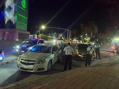 Ignora semáforo en rojo y provoca fuerte choque en cruce de Pape y Madero