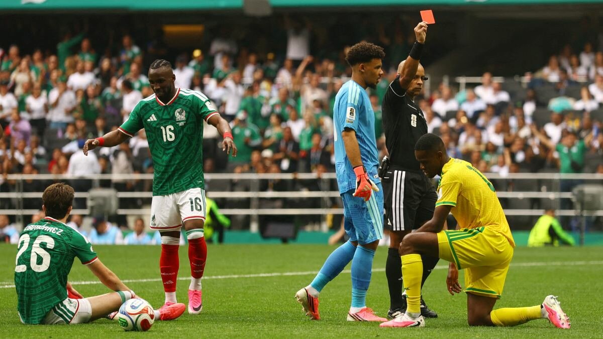 Récord histórico: tres expulsados en partido inaugural del Mundial