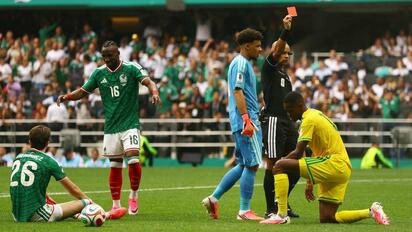 Récord histórico: tres expulsados en partido inaugural del Mundial